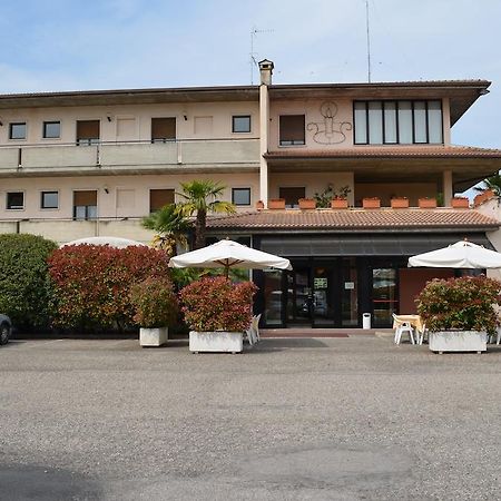 Hotel Pilotto Пескиера дел Гарда Екстериор снимка