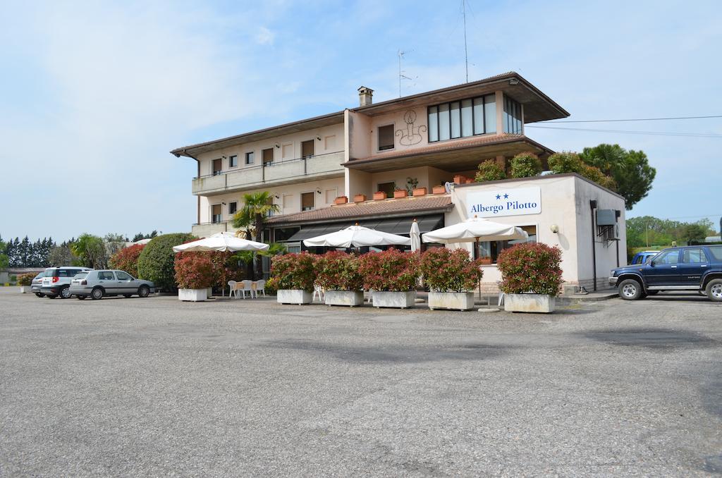 Hotel Pilotto Пескиера дел Гарда Екстериор снимка