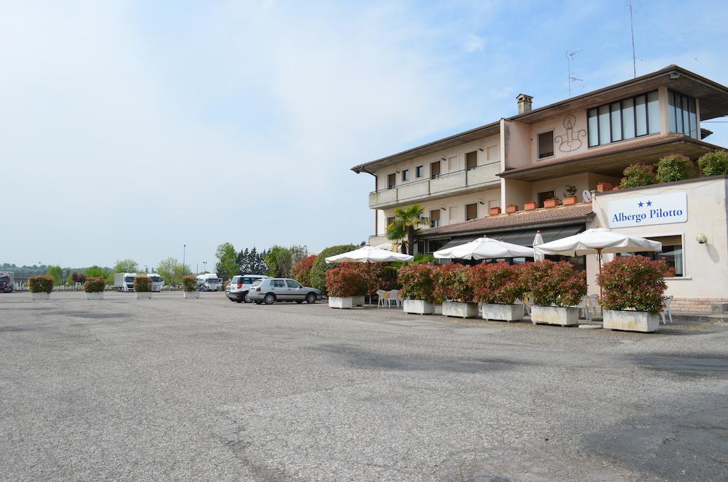 Hotel Pilotto Пескиера дел Гарда Екстериор снимка