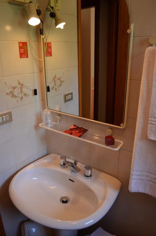 Hotel Pilotto Пескиера дел Гарда Екстериор снимка