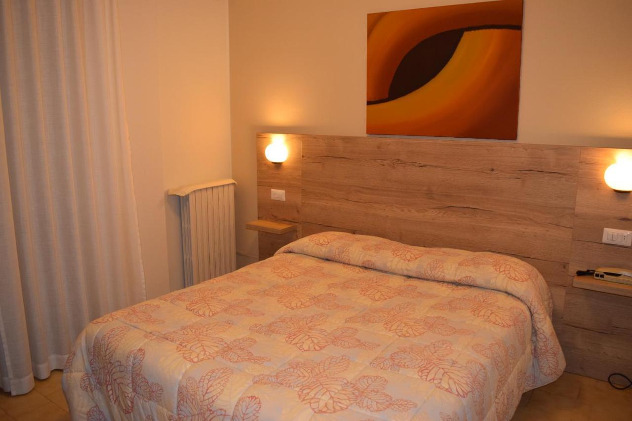 Hotel Pilotto Пескиера дел Гарда Екстериор снимка