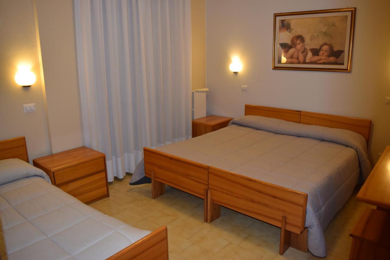 Hotel Pilotto Пескиера дел Гарда Екстериор снимка