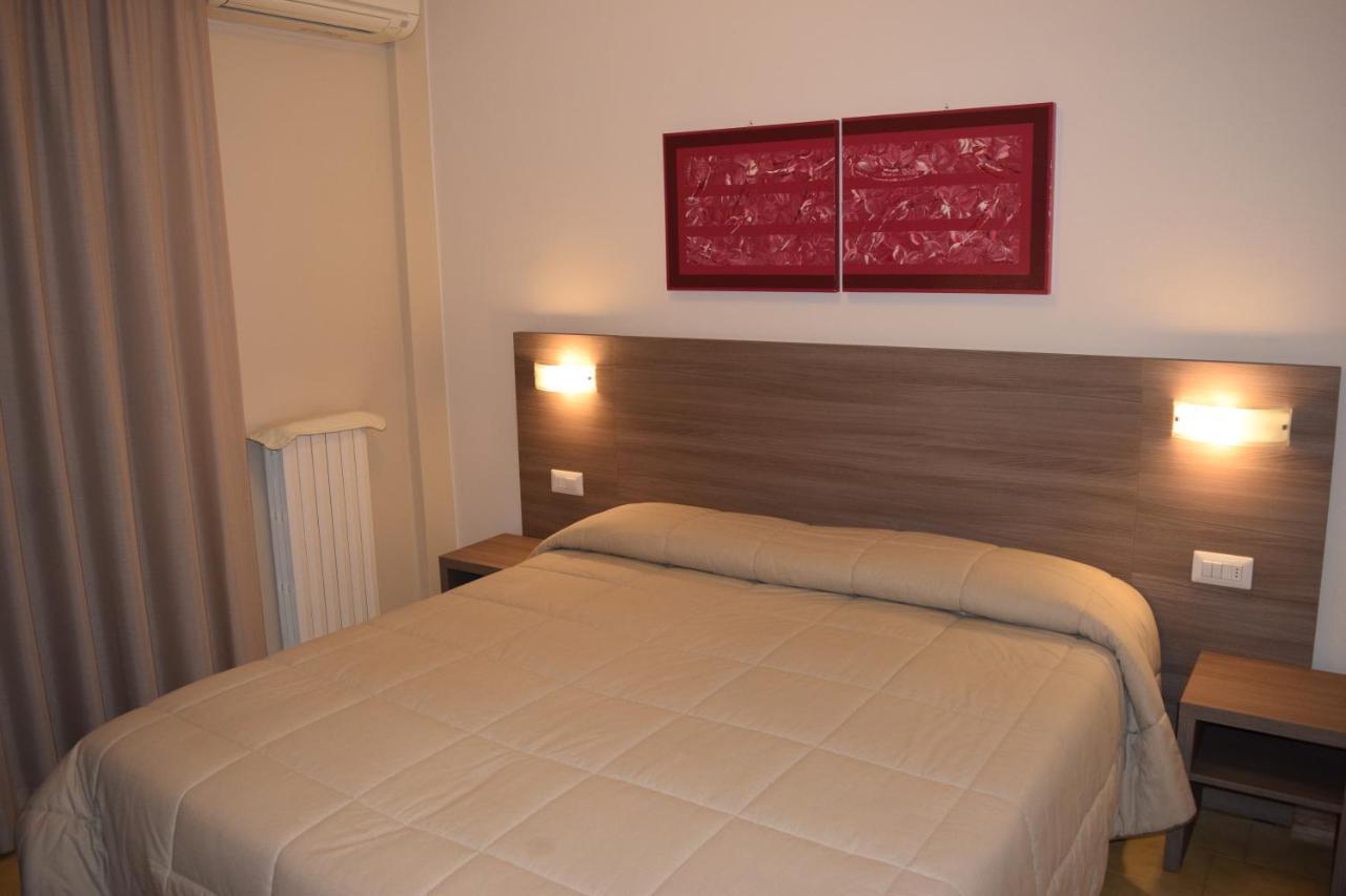 Hotel Pilotto Пескиера дел Гарда Екстериор снимка