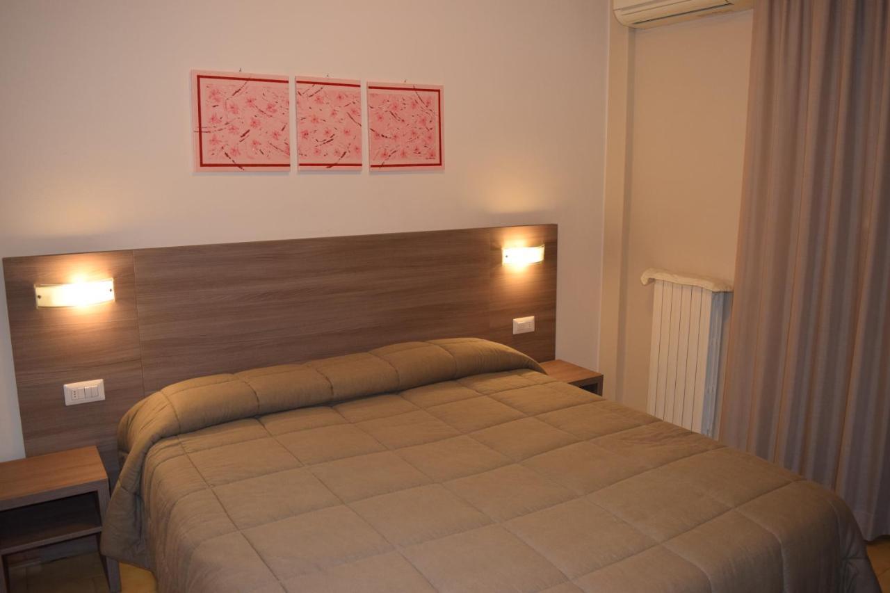 Hotel Pilotto Пескиера дел Гарда Екстериор снимка