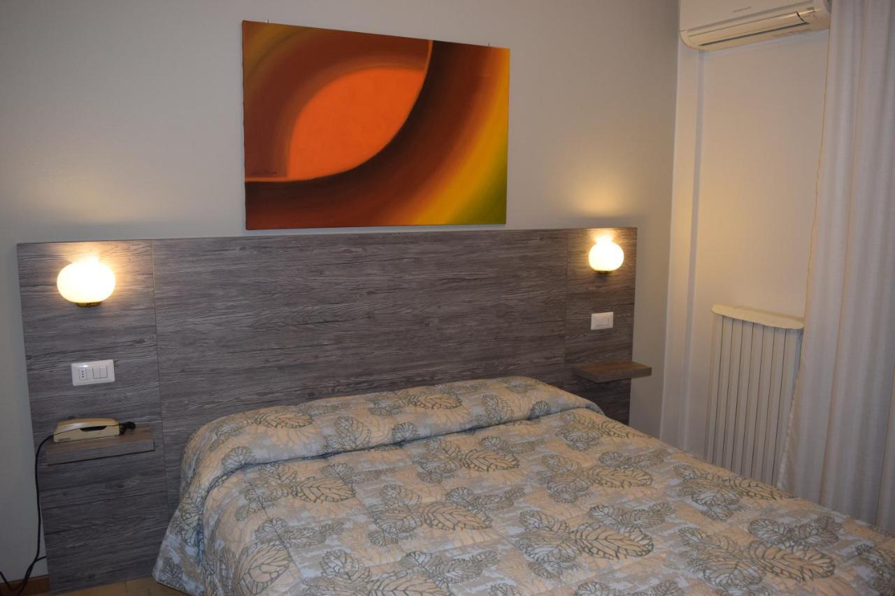 Hotel Pilotto Пескиера дел Гарда Екстериор снимка