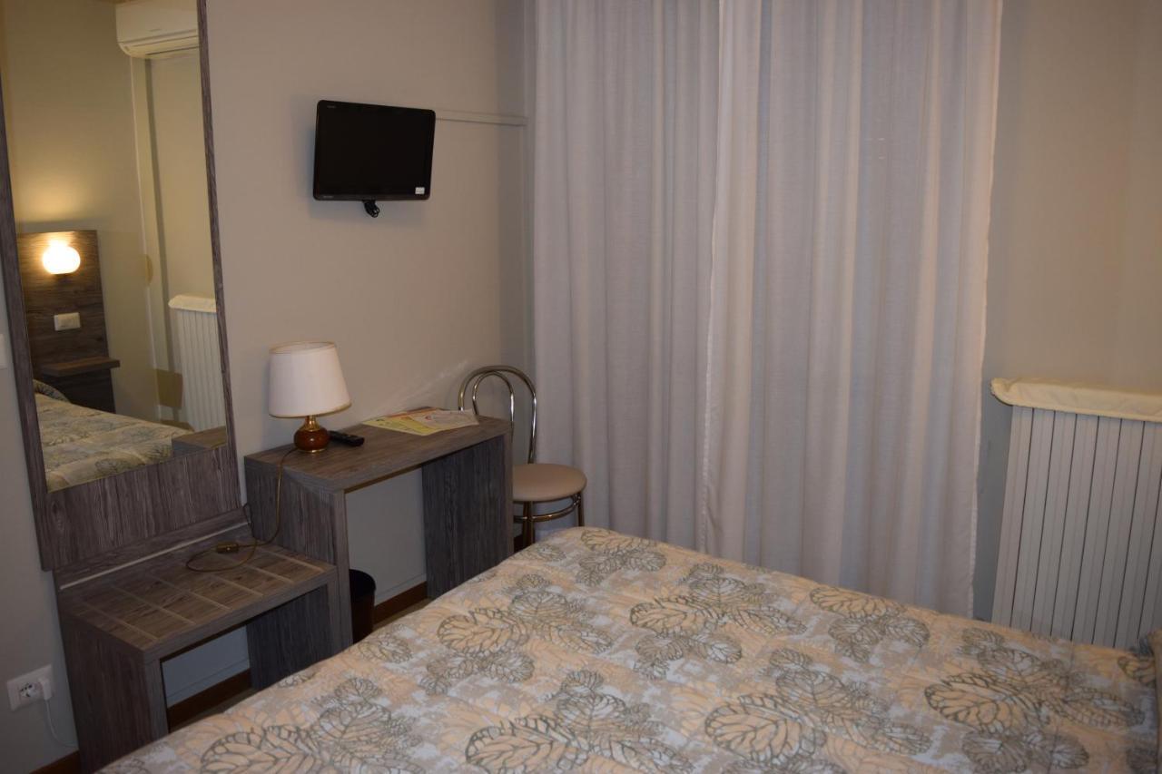 Hotel Pilotto Пескиера дел Гарда Екстериор снимка