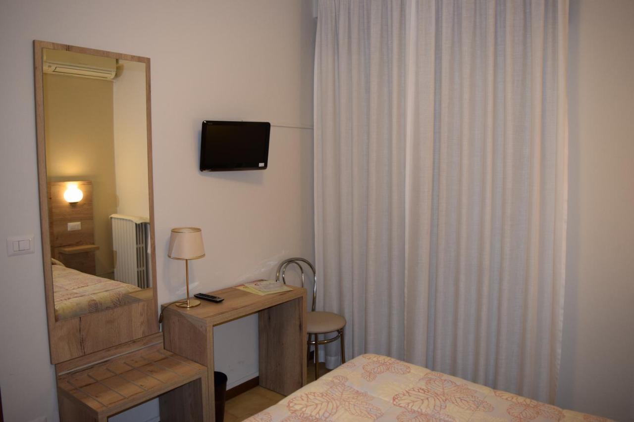 Hotel Pilotto Пескиера дел Гарда Екстериор снимка