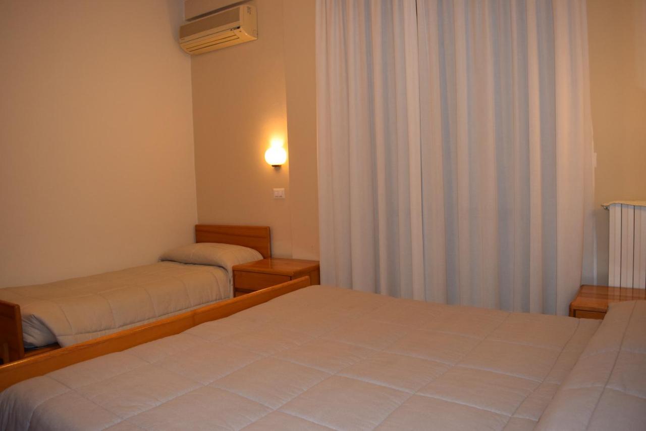 Hotel Pilotto Пескиера дел Гарда Екстериор снимка