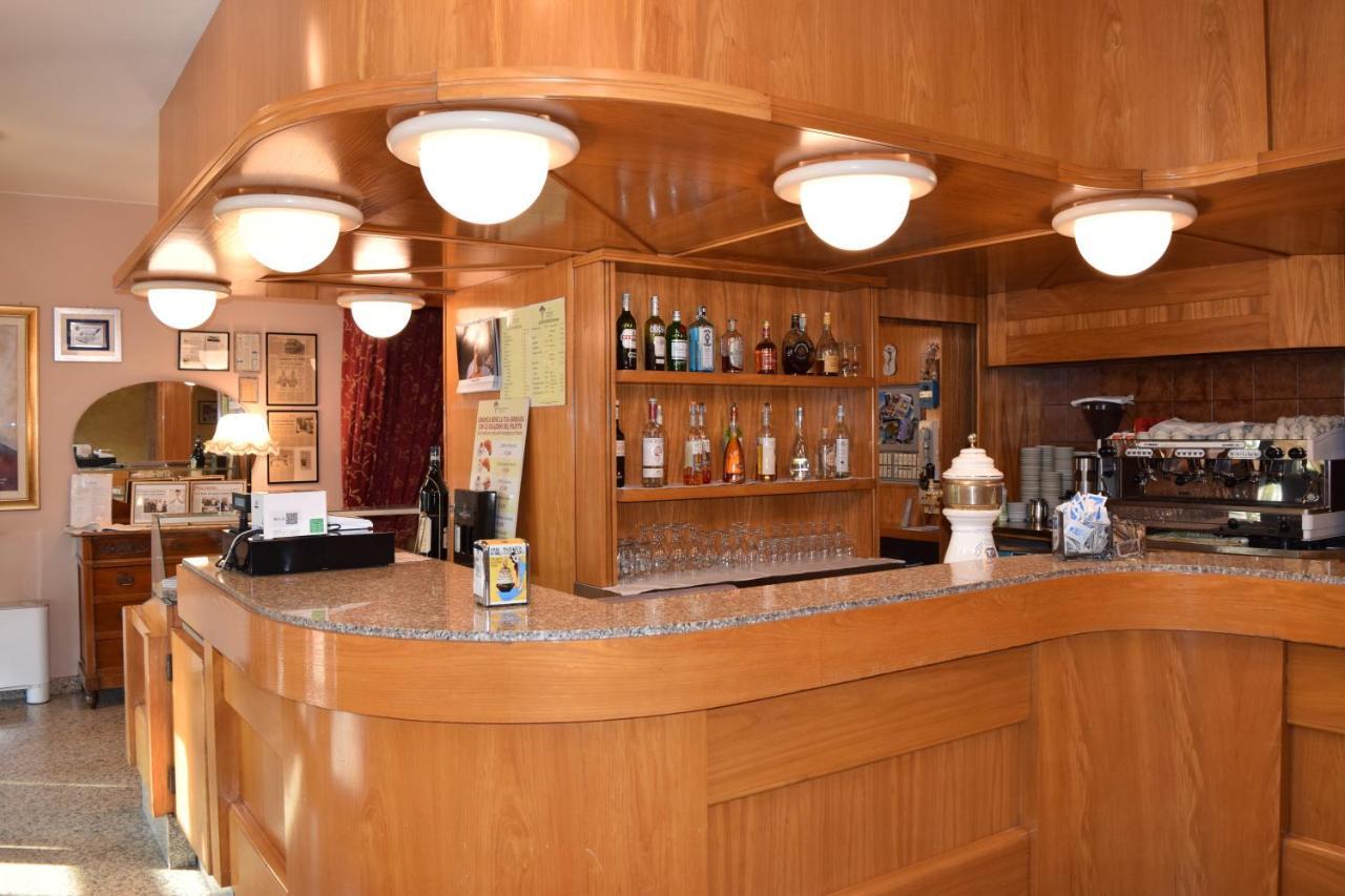 Hotel Pilotto Пескиера дел Гарда Екстериор снимка